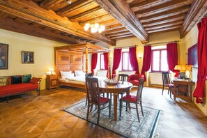 スイート | セーフティボックス (室内)、デスク、WiFi (無料)、ベッドシーツ