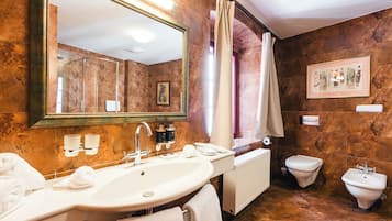 Suite | Baño | Amenidades de baño gratuitas, secadora de cabello, toallas, jabón