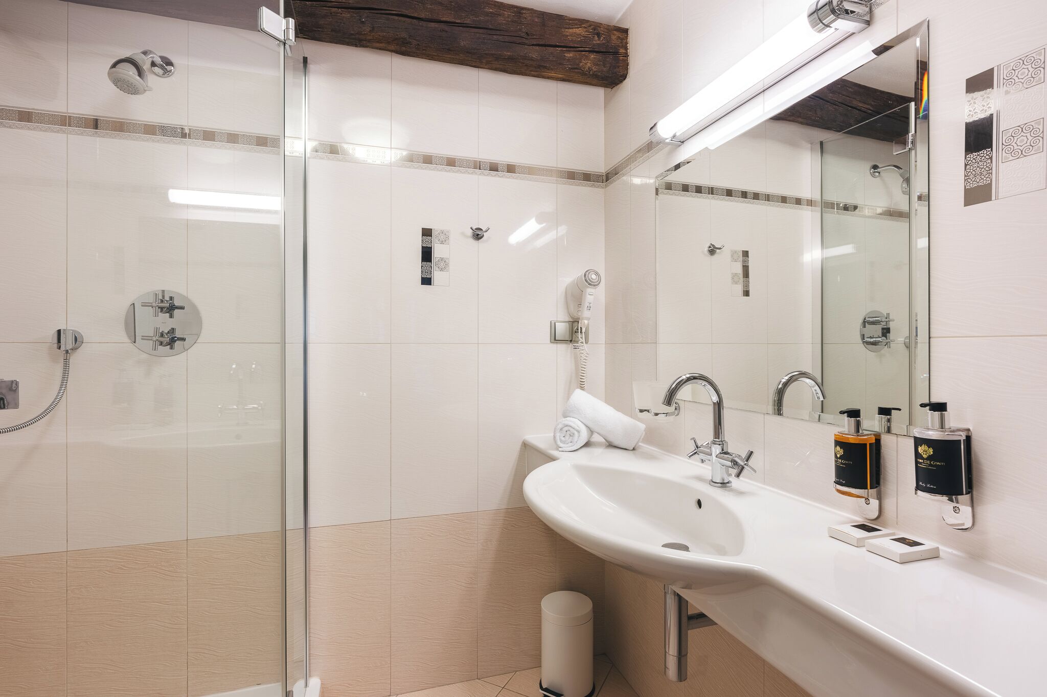 standard twin room | bathroom | free toiletries, hair dryer, towels, soap
