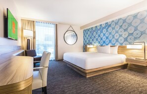 Una cassaforte in camera, una scrivania, postazione laptop