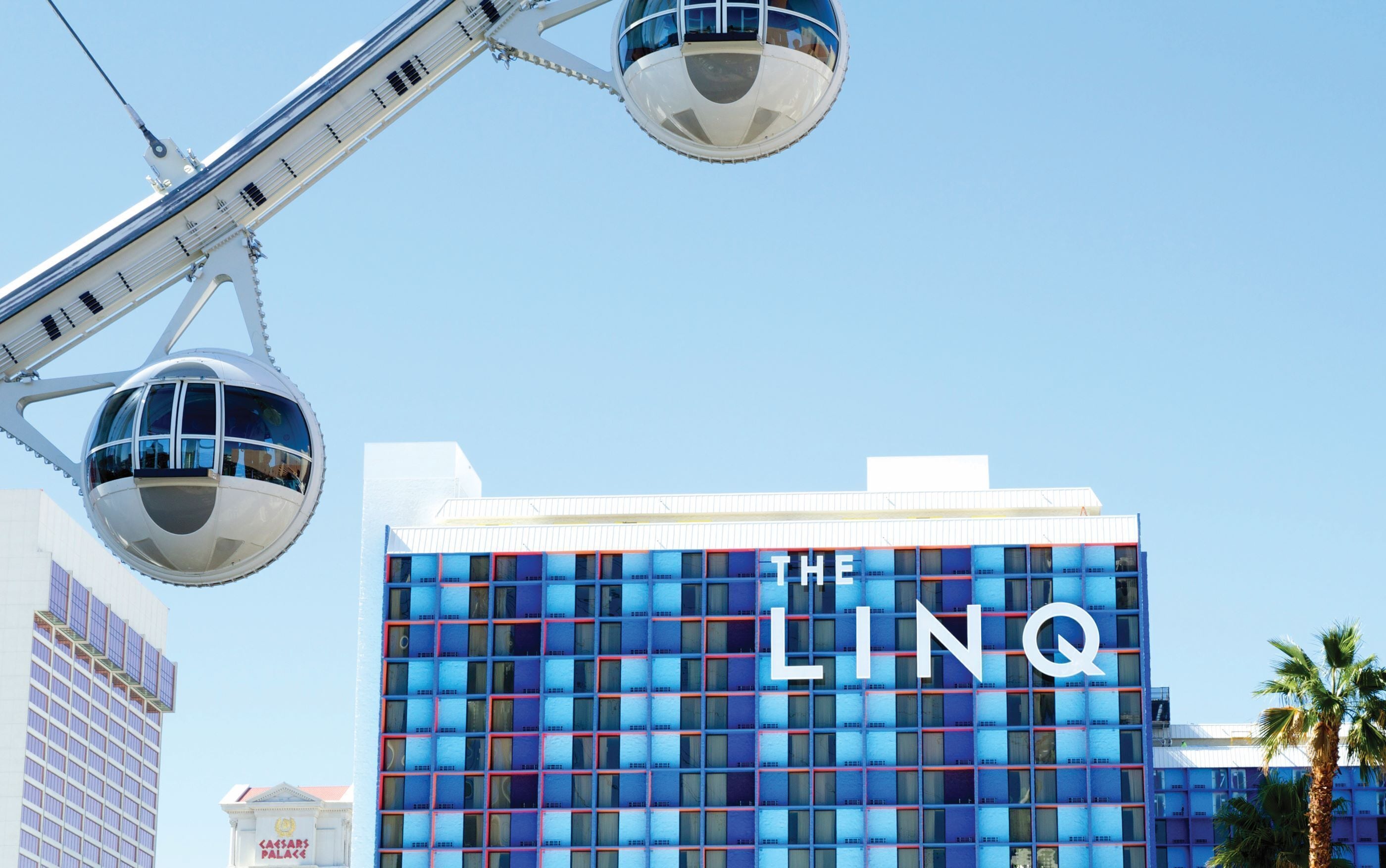 Un edificio moderno con una cuadrícula de ventanas y el letrero "THE LINQ".