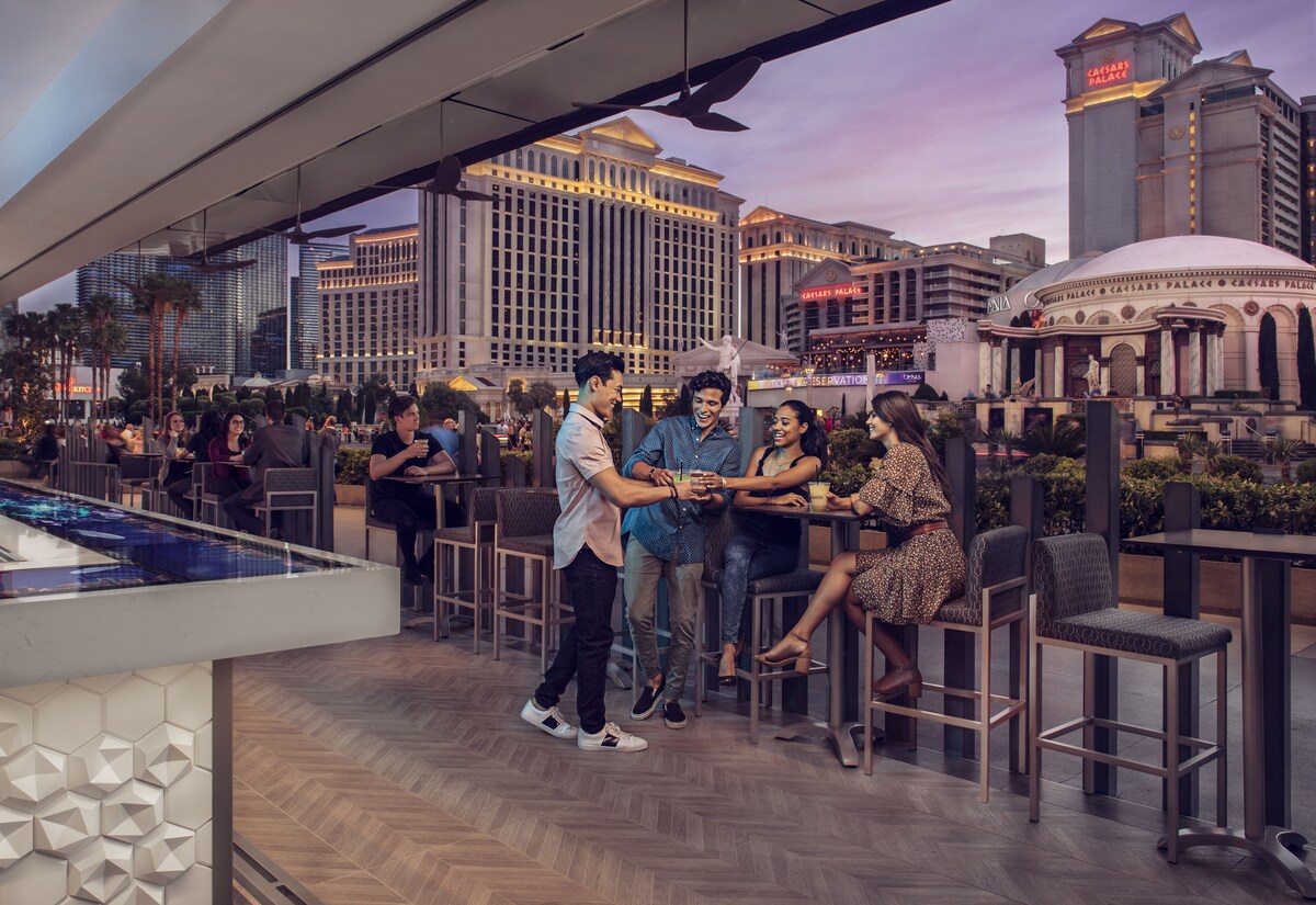 4 bars/lounges, poolside bar