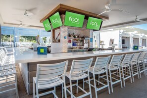 4 bars/lounges, poolside bar - The LINQ Hotel & Casino – A Caesars Rewards Destination (Las Vegas)