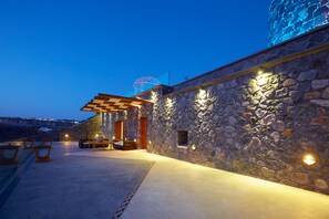 A stone building with a pergola and outdoor seating area. - Cavo Ventus Villa - Adults Only (Santorini)