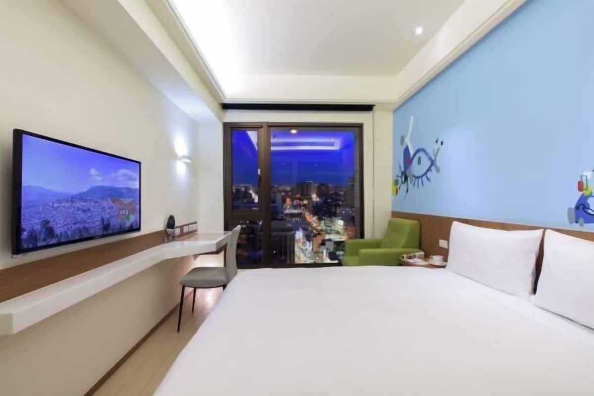 Chăn bông, minibar, két bảo mật tại phòng, bàn