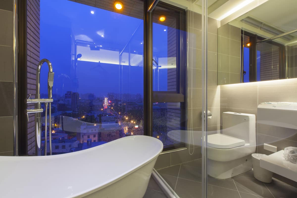 deluxe room | 1 bedroom, down duvets, minibar, in-room safe