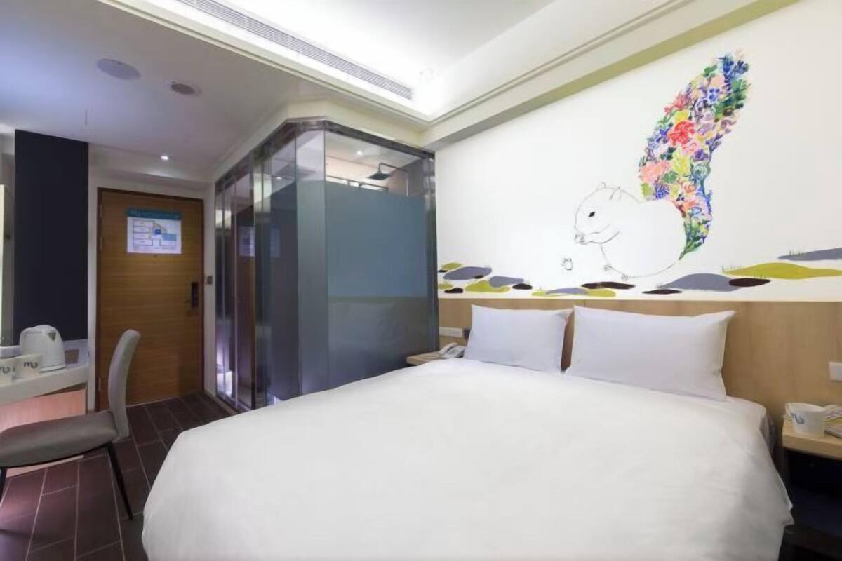 Chăn bông, minibar, két bảo mật tại phòng, bàn 