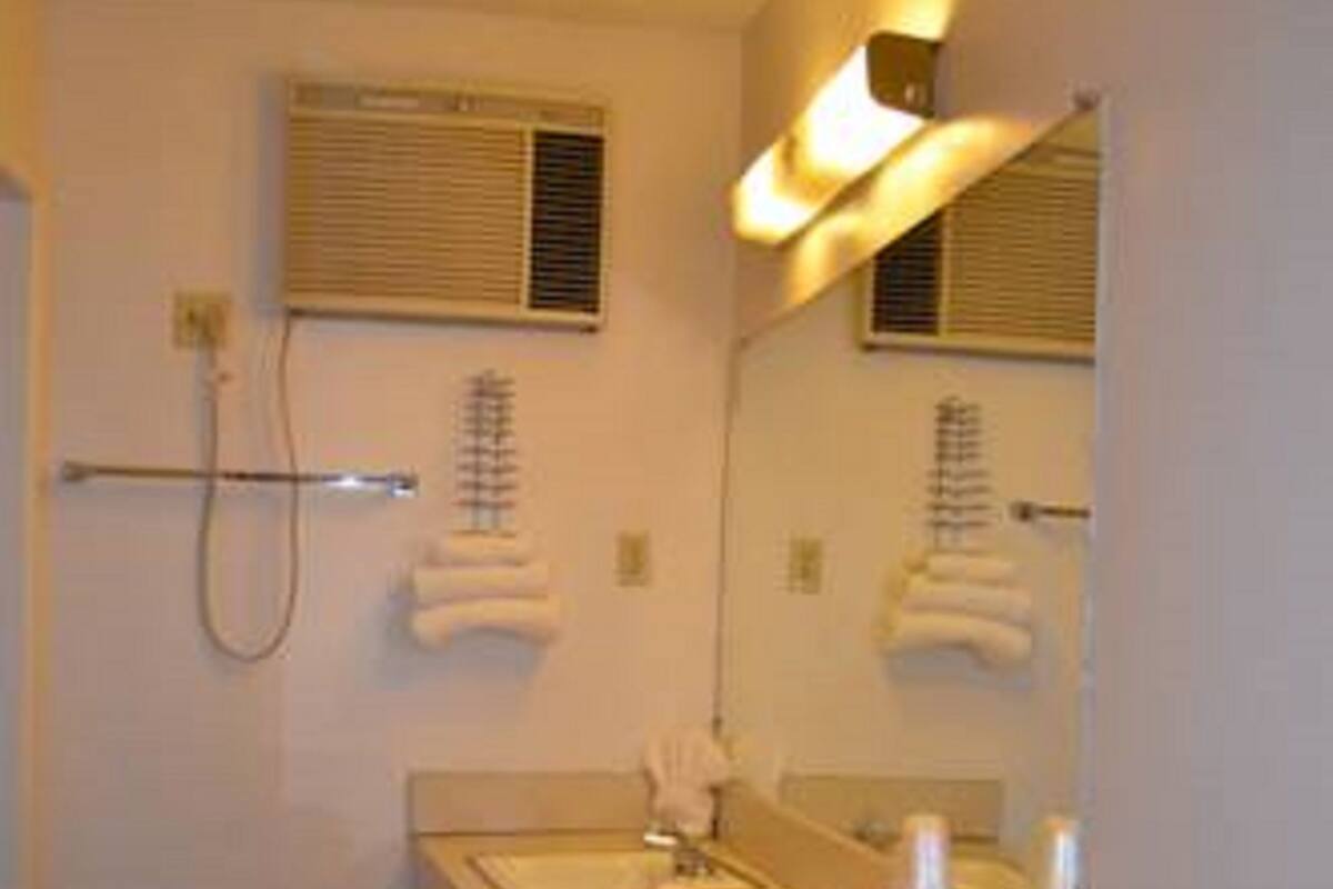 Quarto luxo, 2 camas de casal | Banheiro
