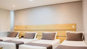 Quarto quádruplo luxo | 45 quartos, camas Select Comfort, frigobar, individualmente decorados