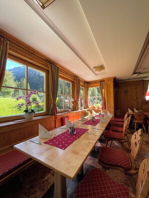 Breakfast served, local cuisine, alfresco dining 