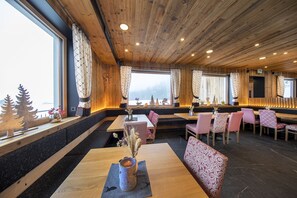 Frühstück, lokale Küche, Speisen im Freien