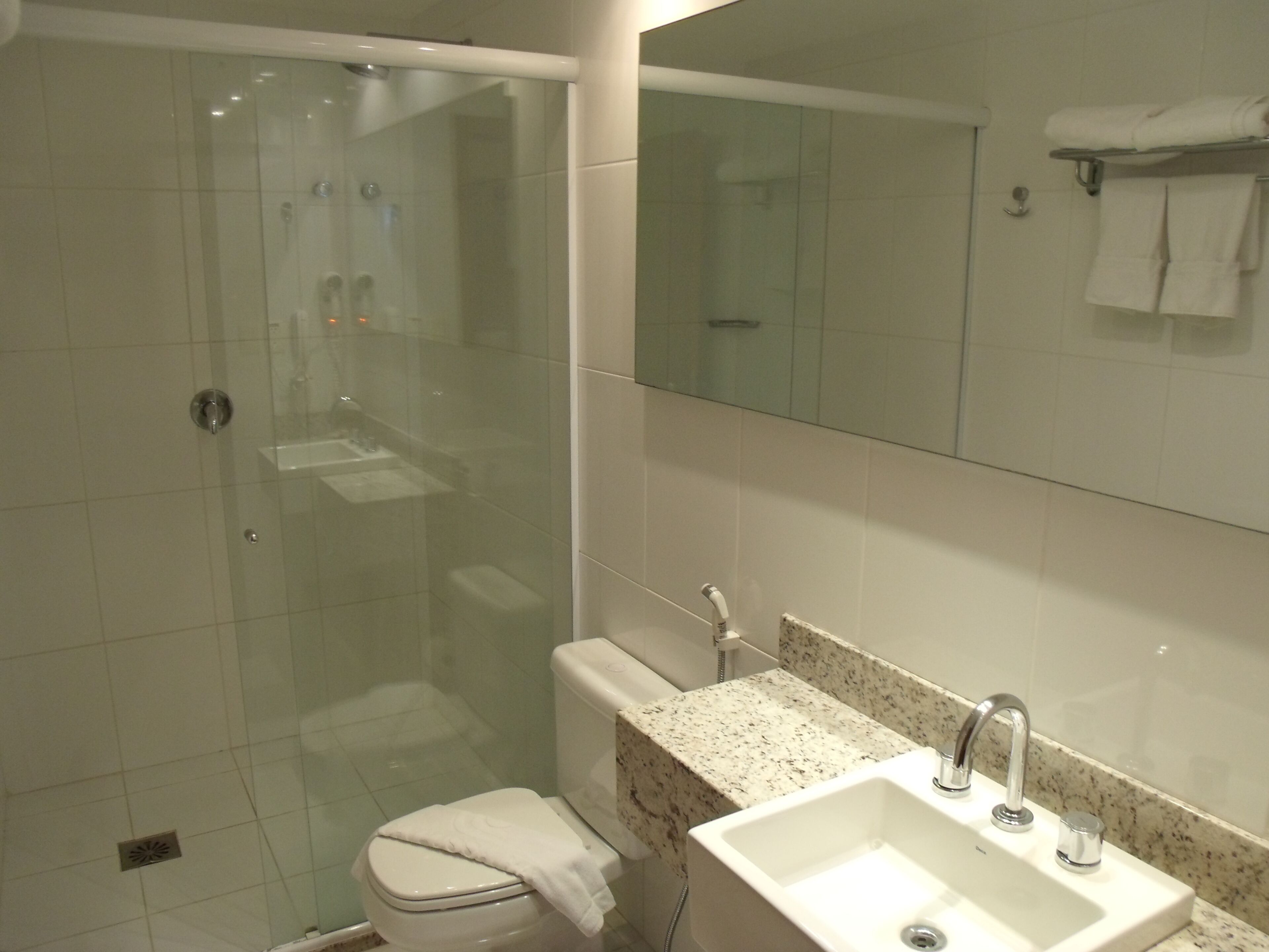 apartamento executivo plus ( vista piscina ) | bathroom | shower, hair dryer, towels