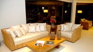 Un salon moderne avec deux canapés, une table basse en bois et des vases décoratifs.
