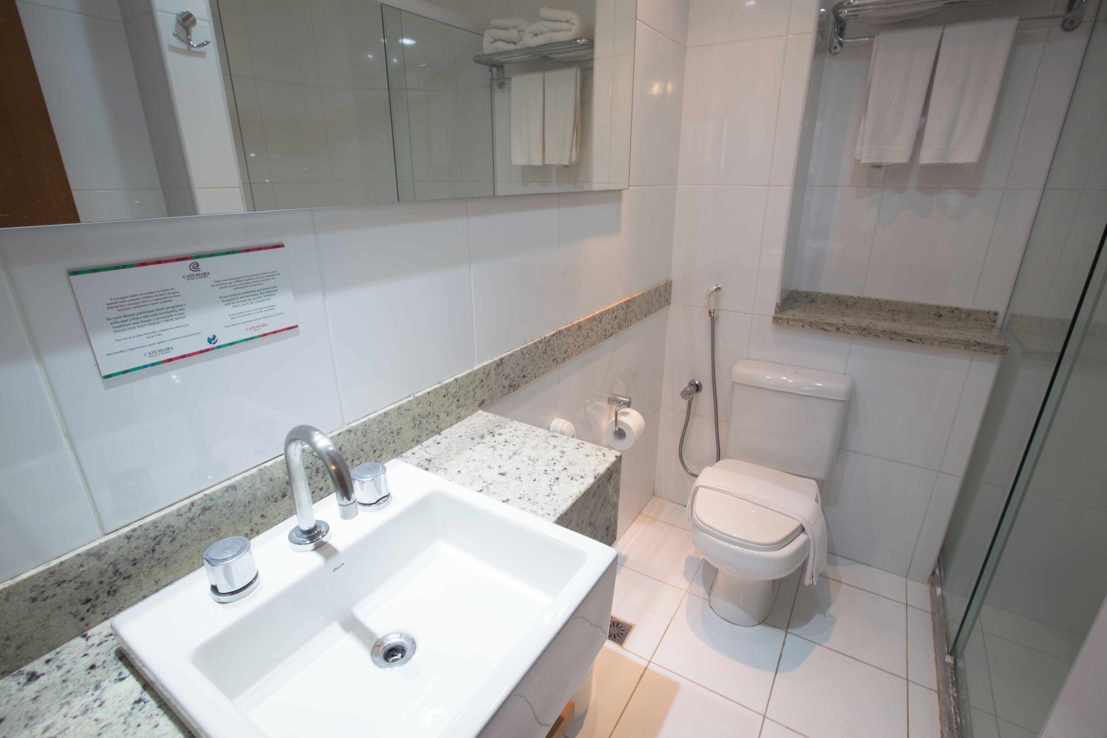 apartamento executivo | bathroom | shower, hair dryer, towels