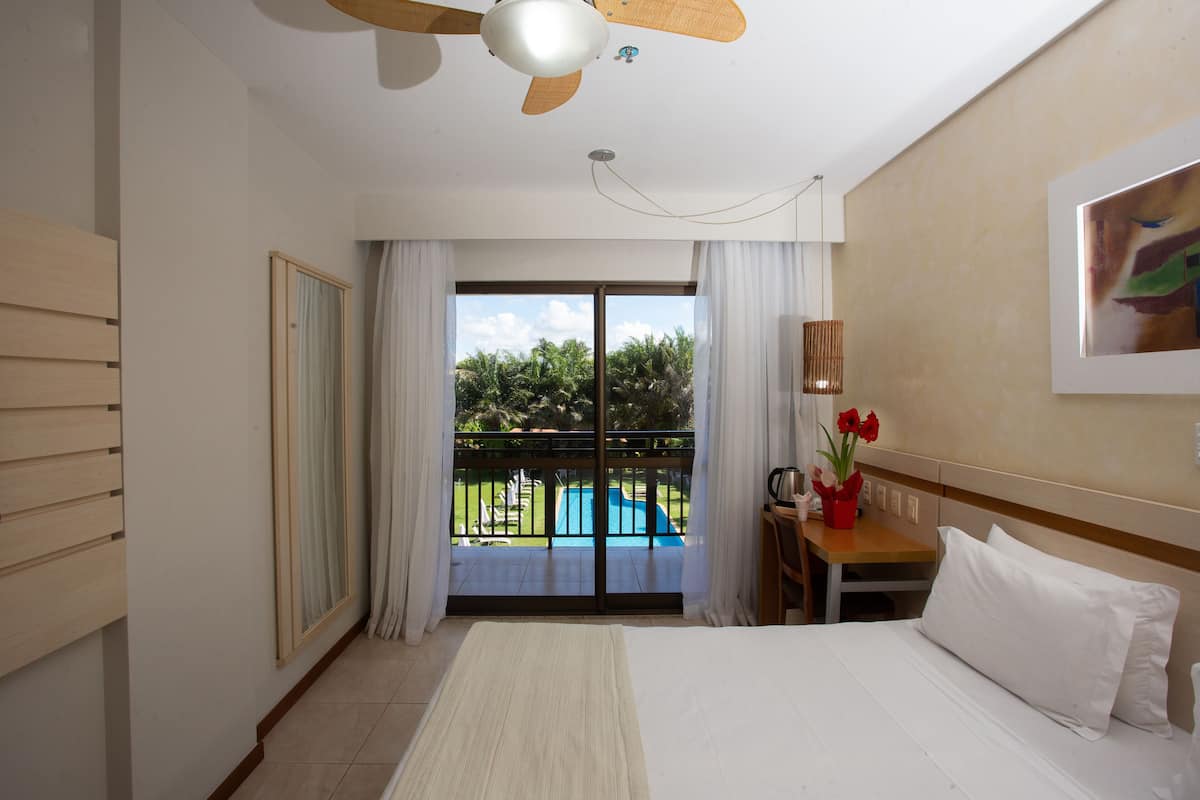 Apartamento Executivo Plus ( Vista Piscina ) | Brankas, meja kerja, dan seprai linen