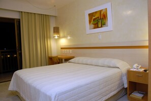 Apartamento Executivo | Caja de seguridad en la habitación y ropa de cama 