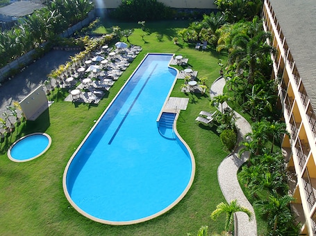 Outdoor pool, pool umbrellas, pool loungers. Catussaba Business