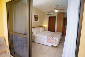 Apartamento Executivo | 객실 내 금고, 침대 시트