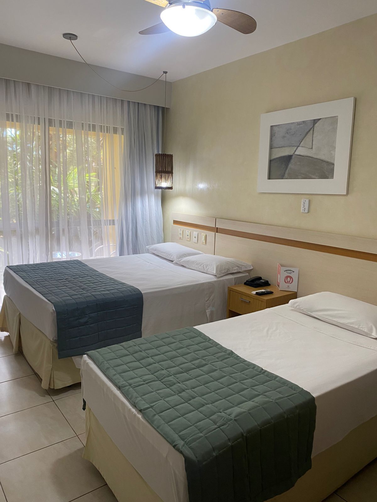 Caja de seguridad en la habitación, escritorio y ropa de cama 