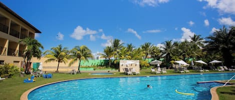 Piscina all'aperto, ombrelloni da piscina, lettini