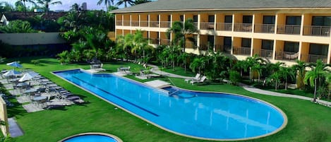 Utomhuspool, parasoller och solstolar