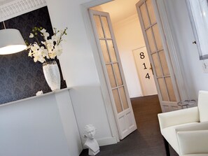 Reception - Hostal Besaya (Madrid)