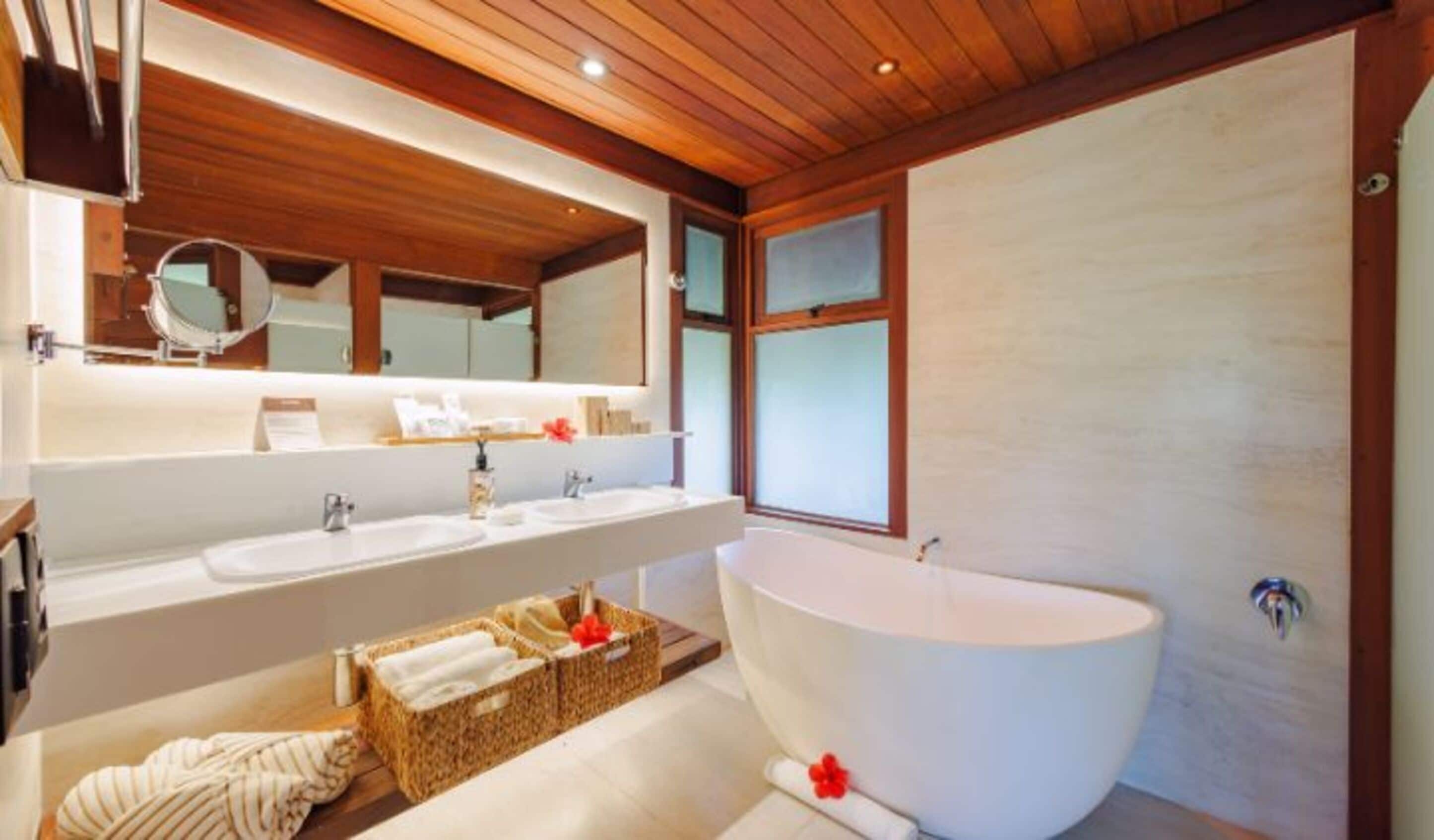 bangalô jardim | bathroom | free toiletries, hair dryer, bathrobes, towels