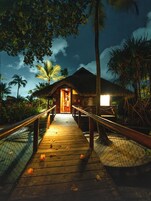 Pool Bungalow | Bathroom | Free toiletries, hair dryer, bathrobes, towels