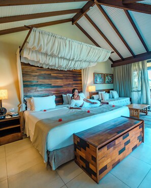 Minibar, caja de seguridad en la habitación y decoración personalizada 