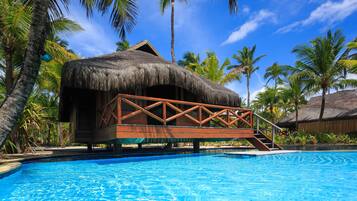 Minibar, caja de seguridad en la habitación y decoración personalizada