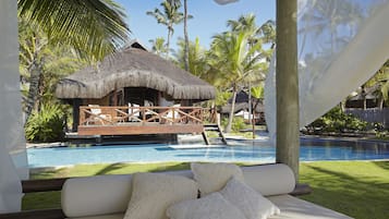 Una piscina al aire libre, camas de piscina gratis, sombrillas