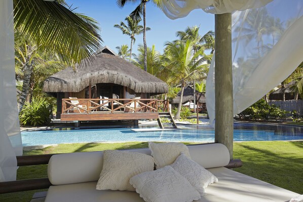 Kamer | Zwembad | Een buitenzwembad, gratis zwembadcabana's en parasols bij het zwembad