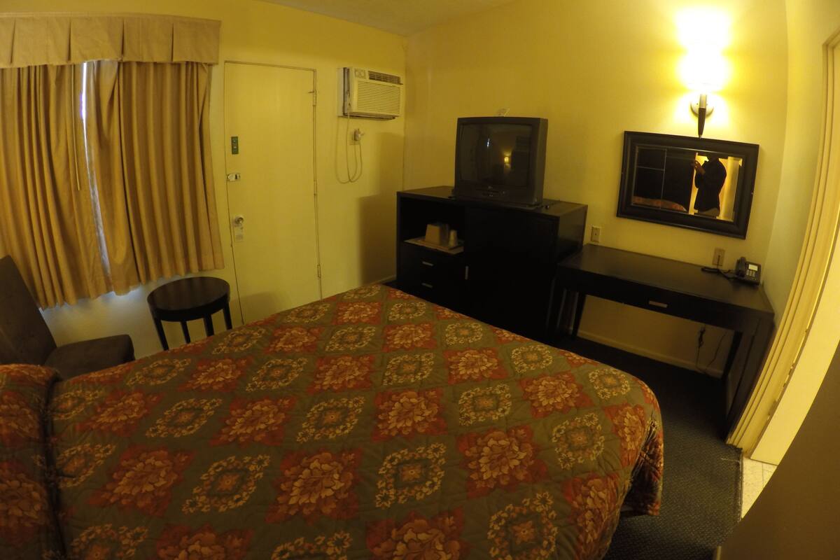 Room, 1 Queen Bed | Desk, iron/ironing board, free WiFi, bed sheets