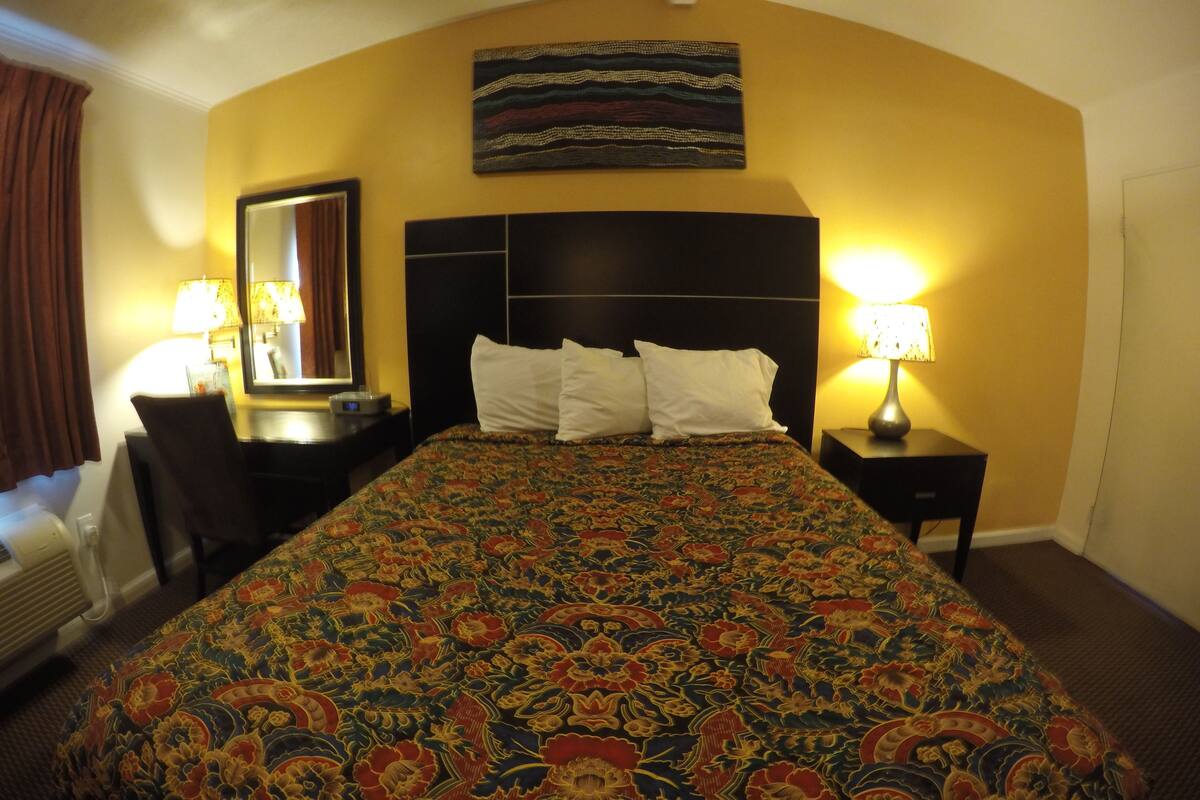 Room, 1 King Bed | Desk, iron/ironing board, free WiFi, bed sheets