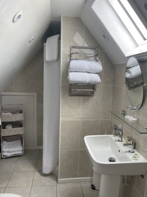 Classic Quadruple Room, Ensuite | Bathroom - Grosvenor Lodge Guest House (Christchurch)