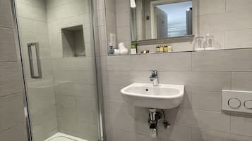 Habitación doble clásica, baño en la habitación, vista al jardín (Small Room ) | Baño