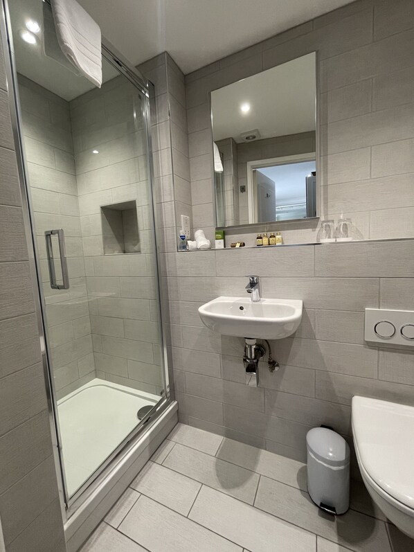 Classic Double Room, Ensuite, Garden View (Small Room ) | Bathroom - Grosvenor Lodge Guest House (Christchurch)