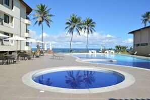 6 outdoor pools, open 7:00 AM to 7:00 PM, pool umbrellas - Catussaba Suítes Resort (Salvador)