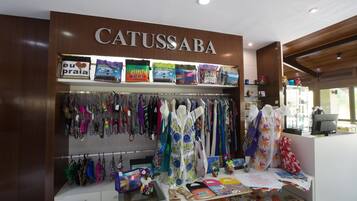 Ein Geschäft namens CATUSSABA mit verschiedenen Taschen und Accessoires.