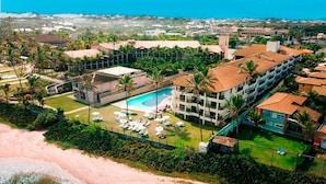 A resort with a swimming pool, beachfront, and multiple buildings. - Catussaba Suítes Resort (Salvador)