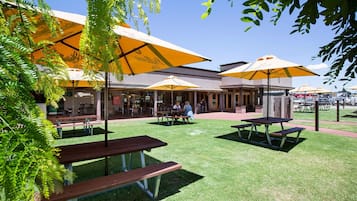 Lunch and dinner served, al fresco dining 