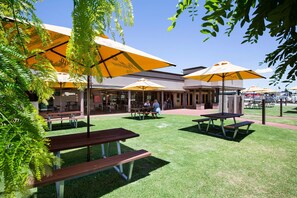 Se sirven almuerzos y cocina local, restaurante con mesas al aire libre 