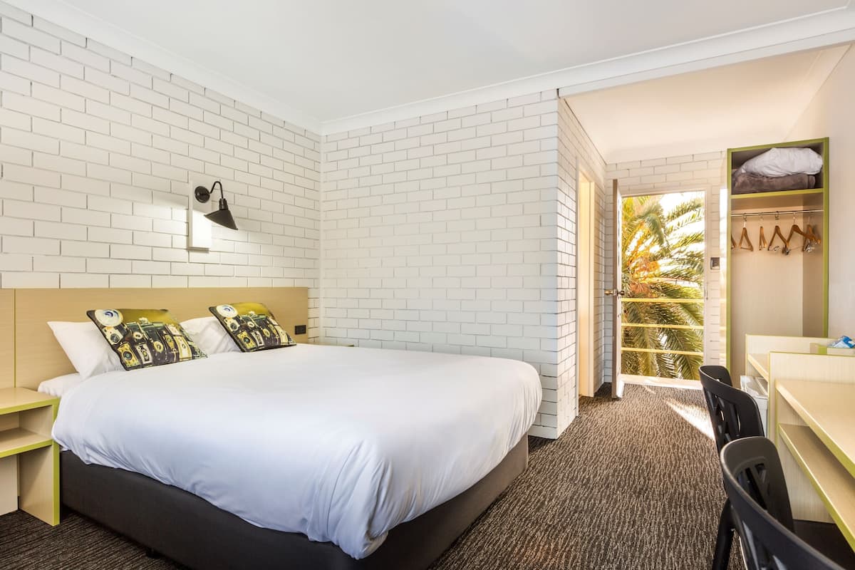 Caja de seguridad en la habitación y escritorio