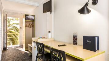 Caja de seguridad en la habitación y escritorio