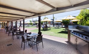 BBQ/picnic area - Boomerang Hotel (Lavington)