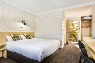 Studio Queen | In-room safe, desk, laptop workspace, iron/ironing board