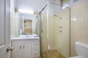 Douche, articles de toilette gratuits, sèche-cheveux