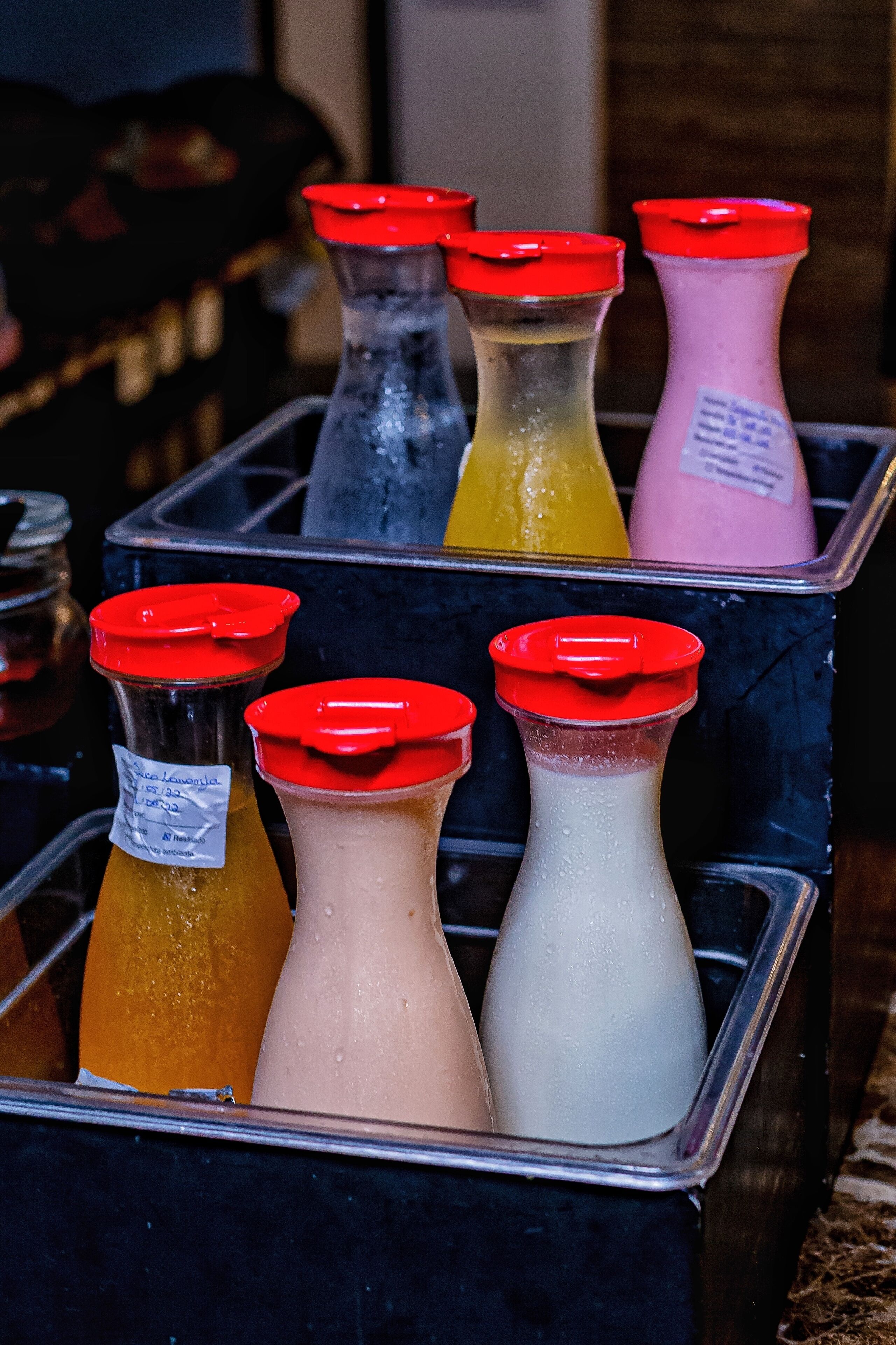 Un distributeur de boissons proposant une variété de breuvages dans des bouteilles de différentes couleurs.
