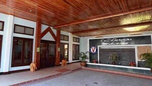 A hotel entrance with a wooden ceiling, large windows, and a welcome sign. - Vansana Vang Vieng (Vang Vieng)