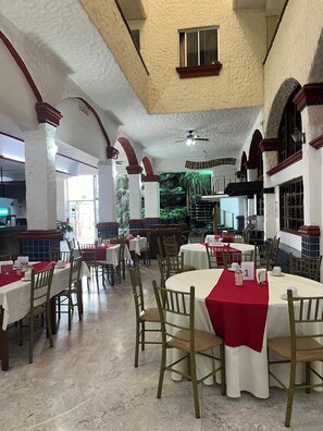 Breakfast, lunch, dinner served; international cuisine - Hotel Villa Cahita (Los Mochis)